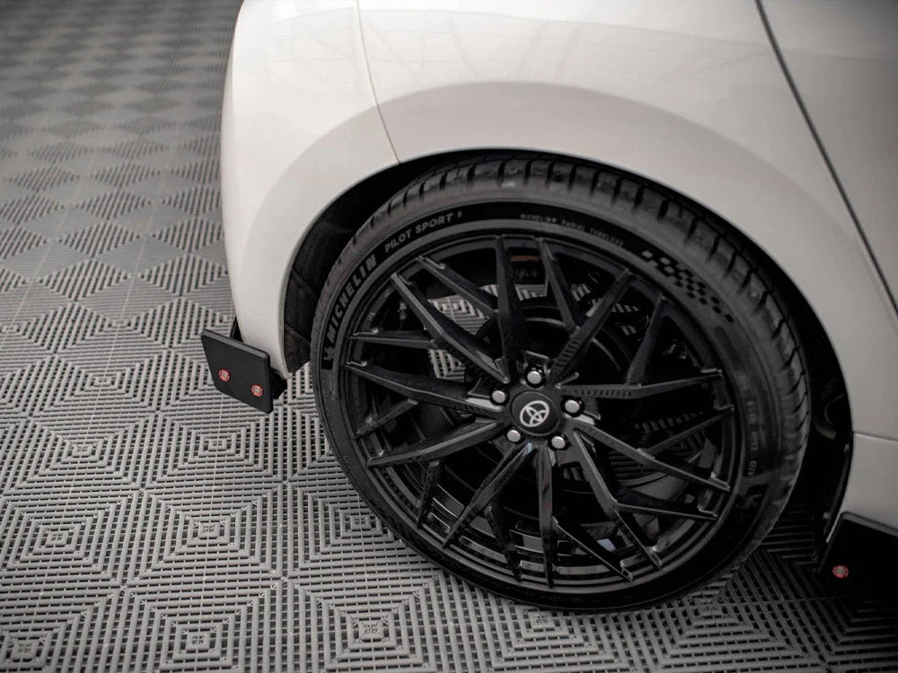 Maxton Design Central Rear Splitter V.1 + Flaps Toyota Yaris Mk4