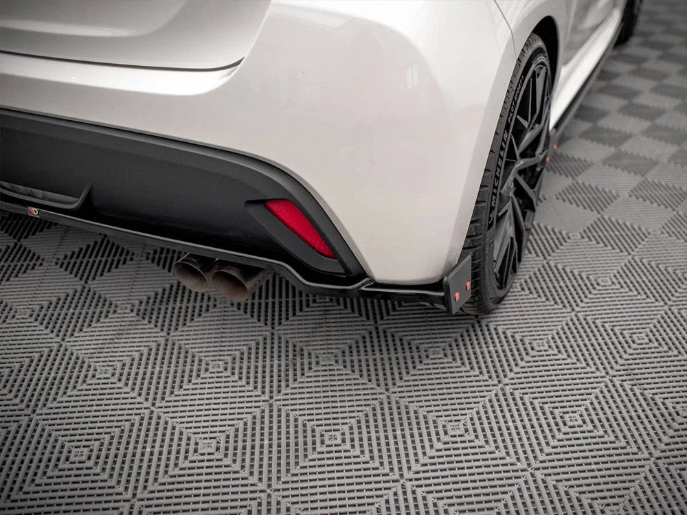 Maxton Design Central Rear Splitter V.1 + Flaps Toyota Yaris Mk4