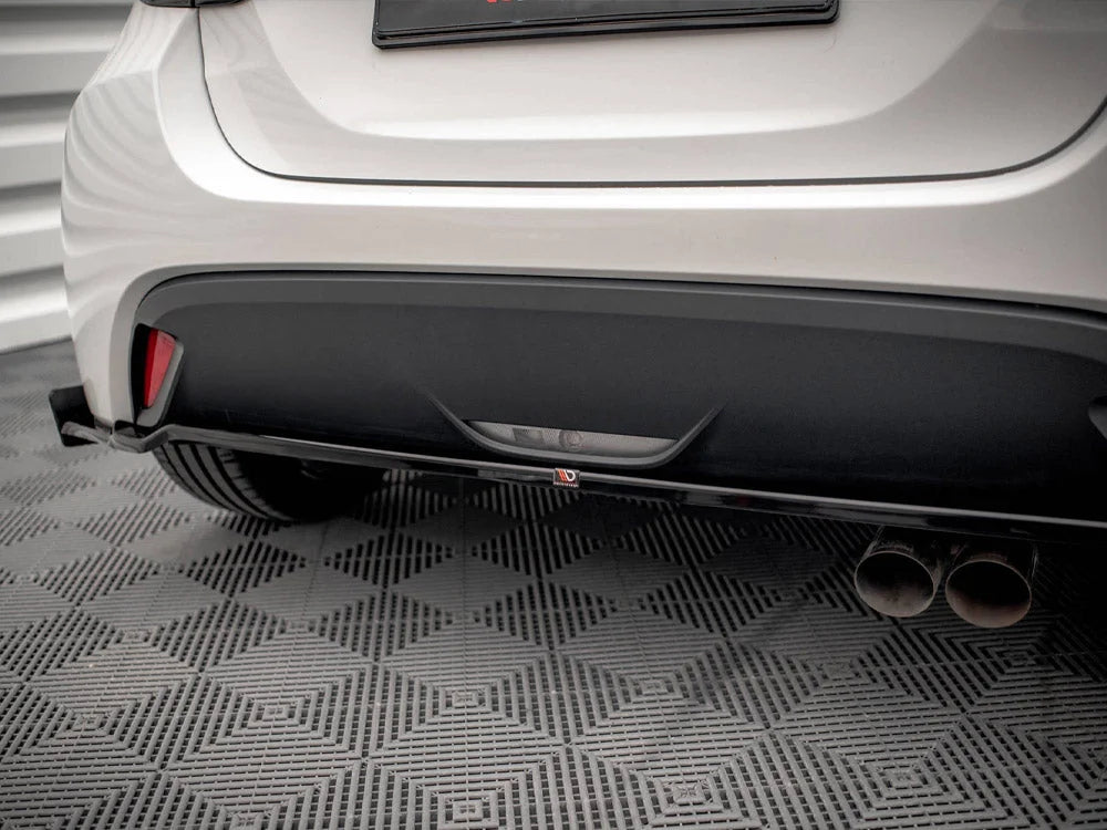 Maxton Design Central Rear Splitter V.1 + Flaps Toyota Yaris Mk4